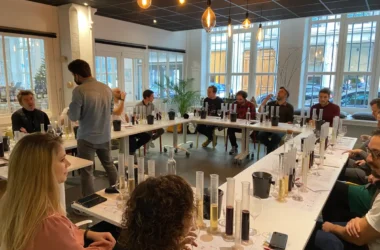 Personnes assistant à un atelier d'assemblage de vin dans un chai urbain à Lyon avec nemetia.